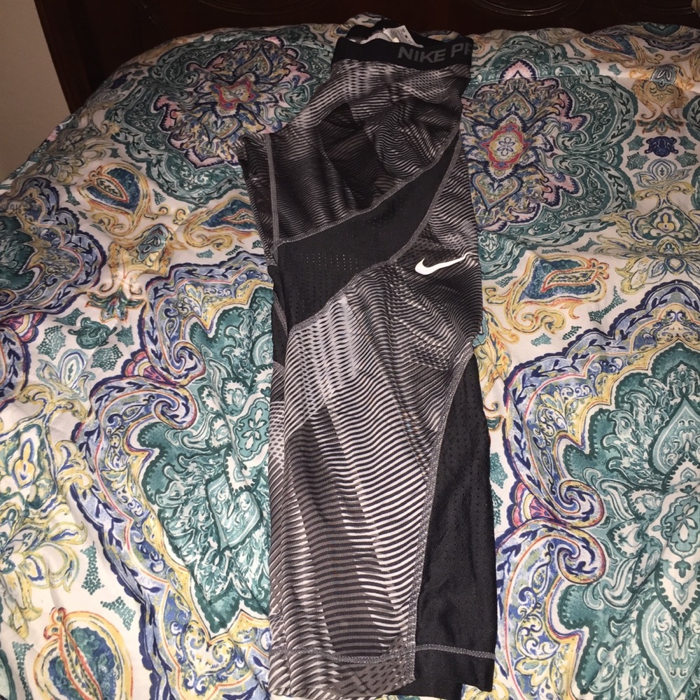 Nike Pro Graphic Cropped Leggings